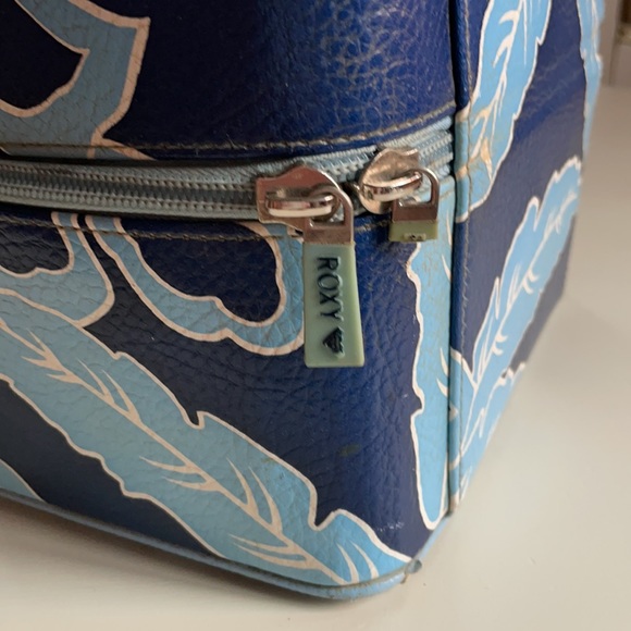 Roxy | Y2K Blue Hibiscus Cosmetic Travel Case - Picture 11 of 16